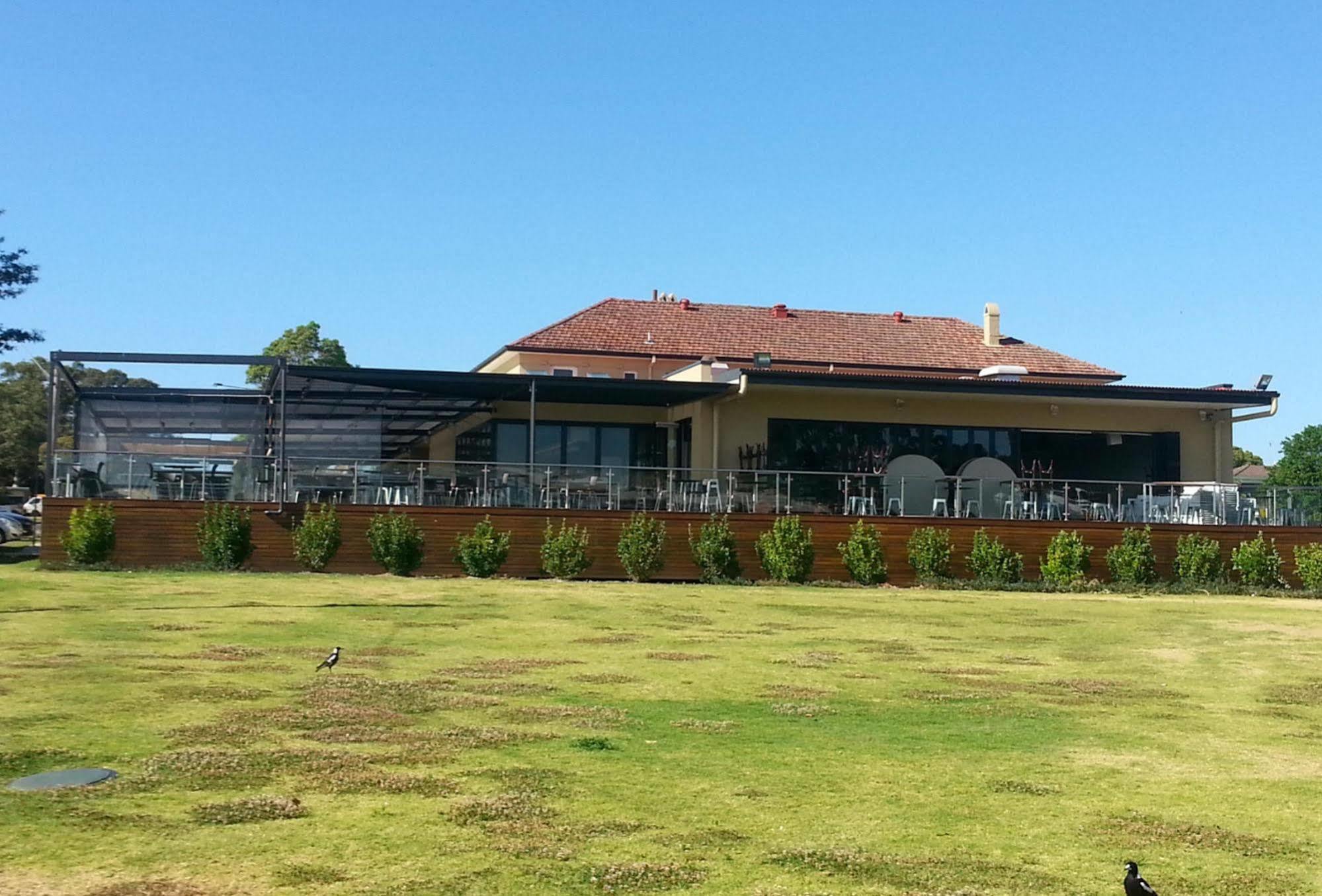 Huskisson Hotel Bagian luar foto